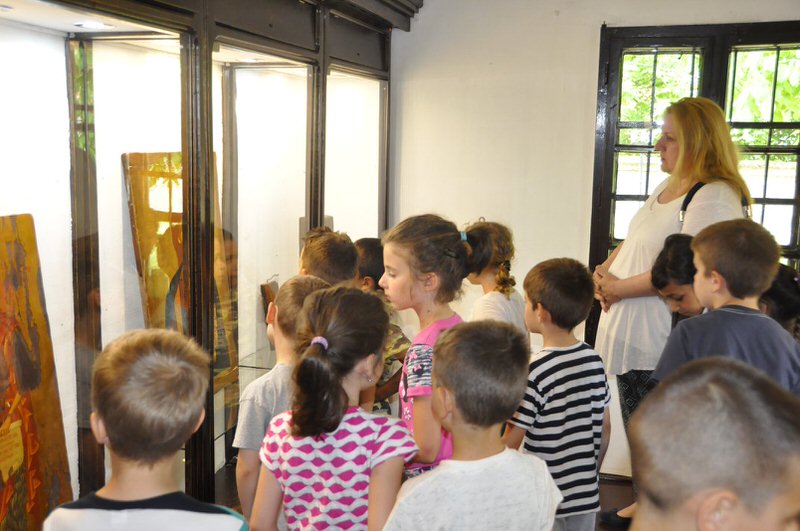 Предшколци из Гроцке у посети изложби икона у Ранчићевој кући